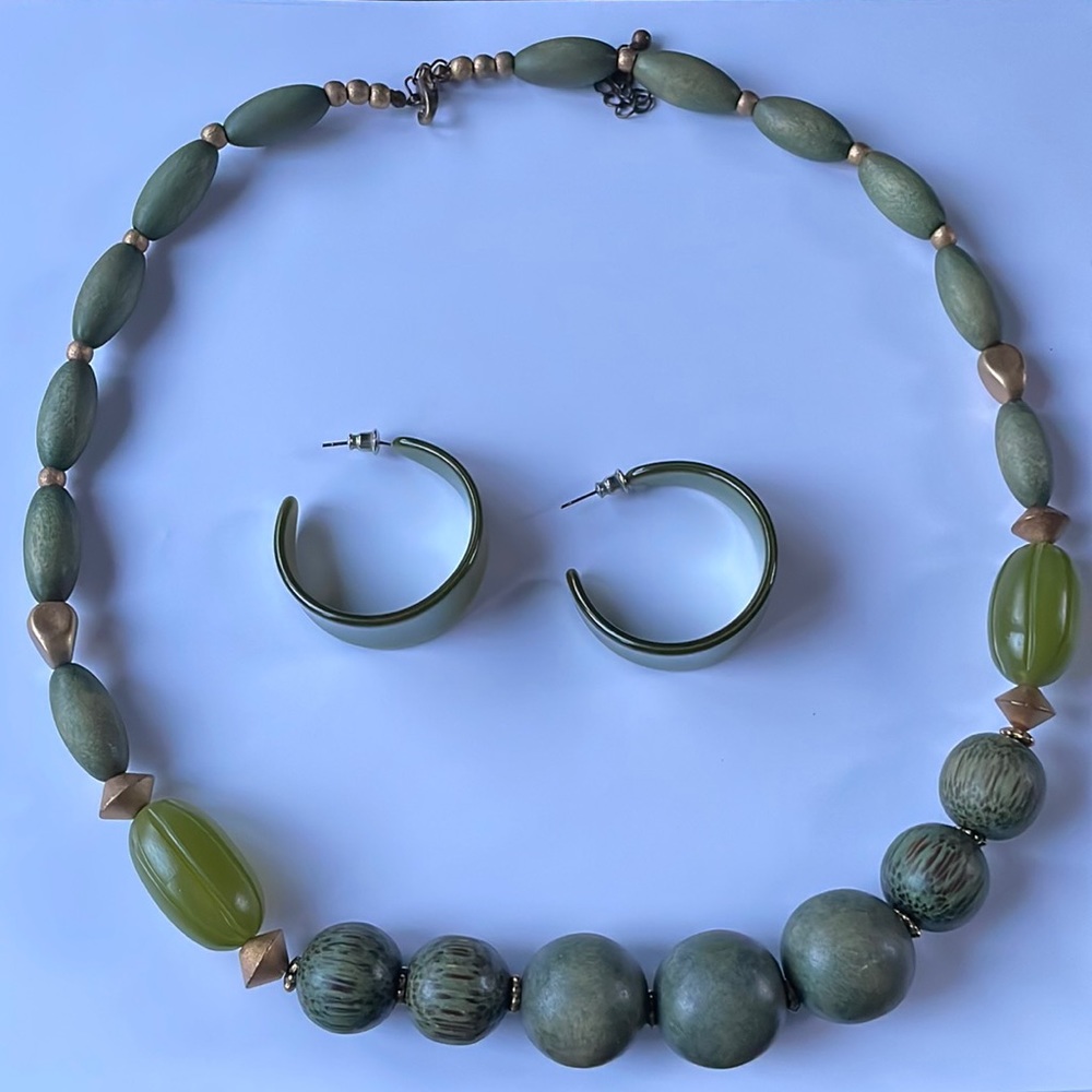 5/$25 Green beaded necklace and hoop earrings